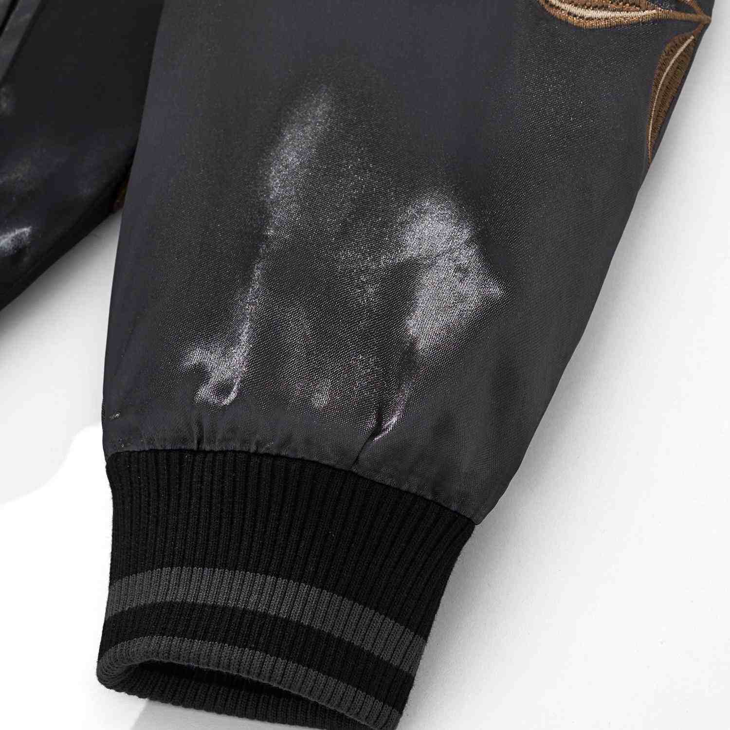 Ribbed cuff with stripe detail on the sukajan jacket