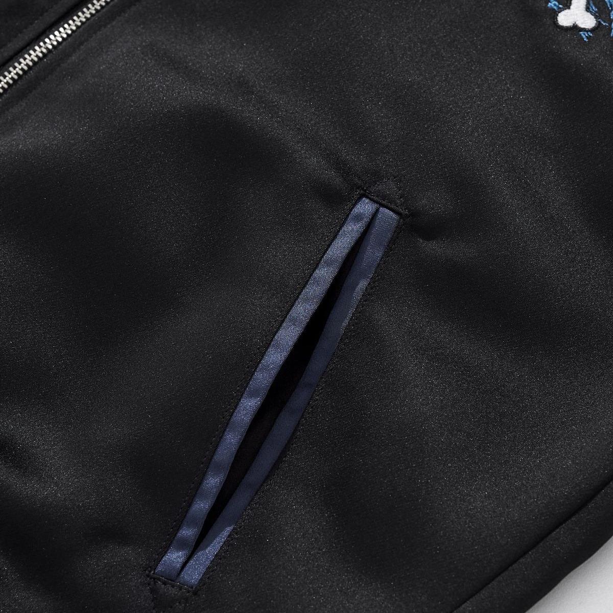 Slanted pocket with navy satin welt detail