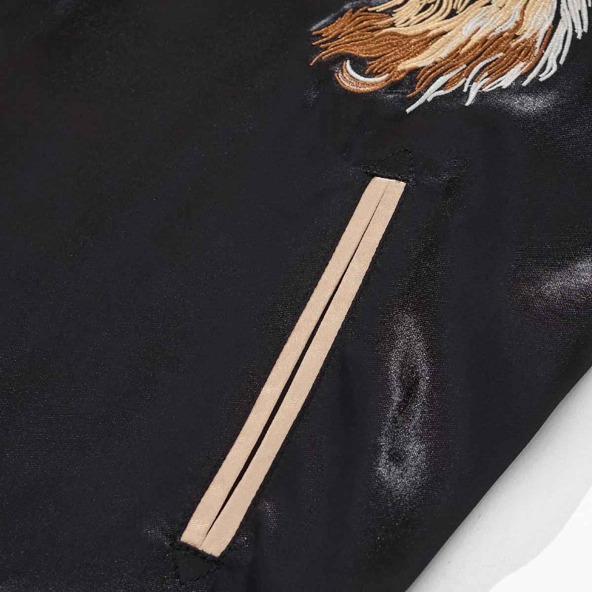 Pocket detail — double-welt pocket with Beige piping on body.