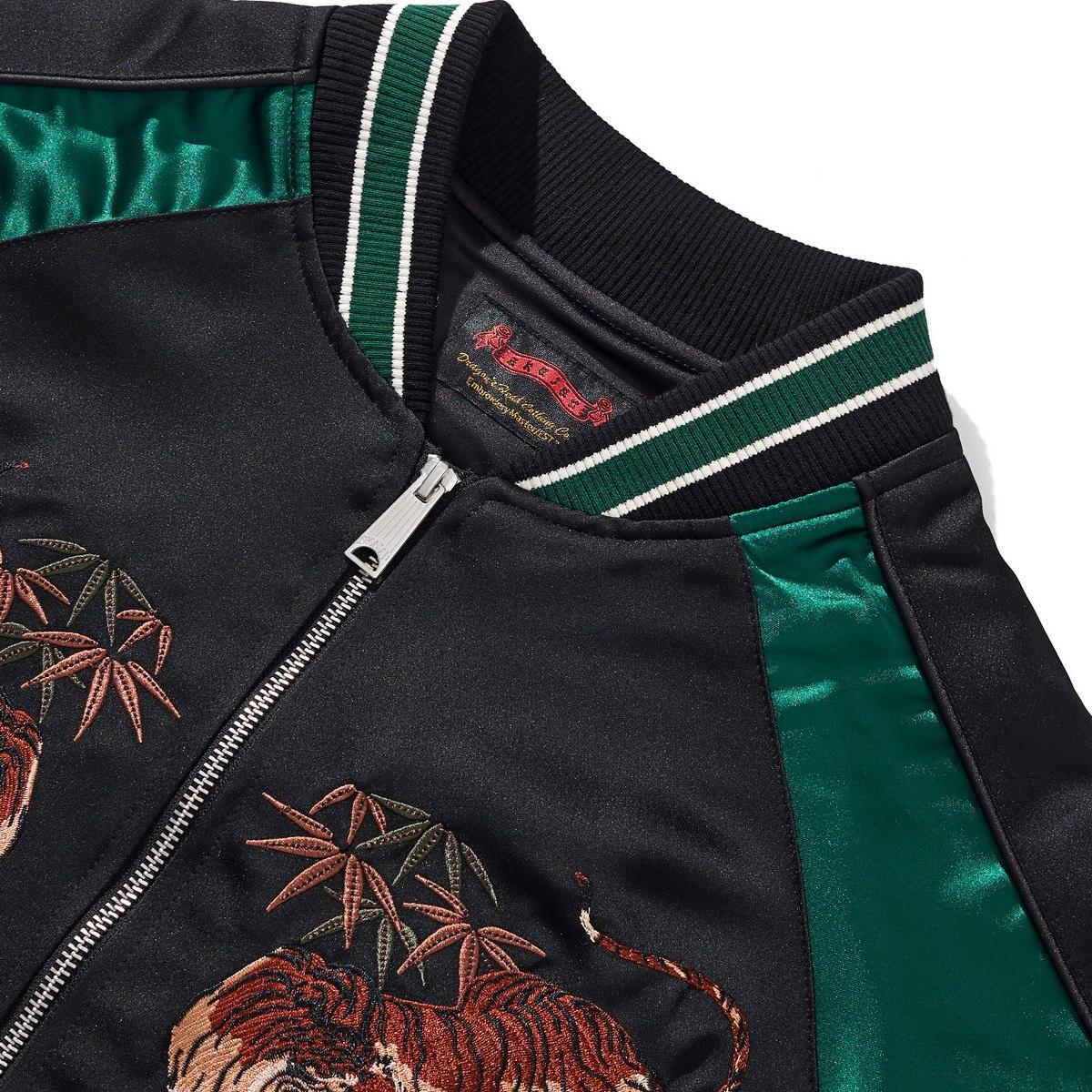 Ribbed collar with green/white contrast stripes and smooth satin raglan join