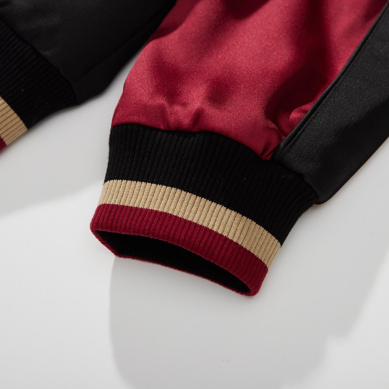Elastic cuff finished with beige-and-red rib stripes