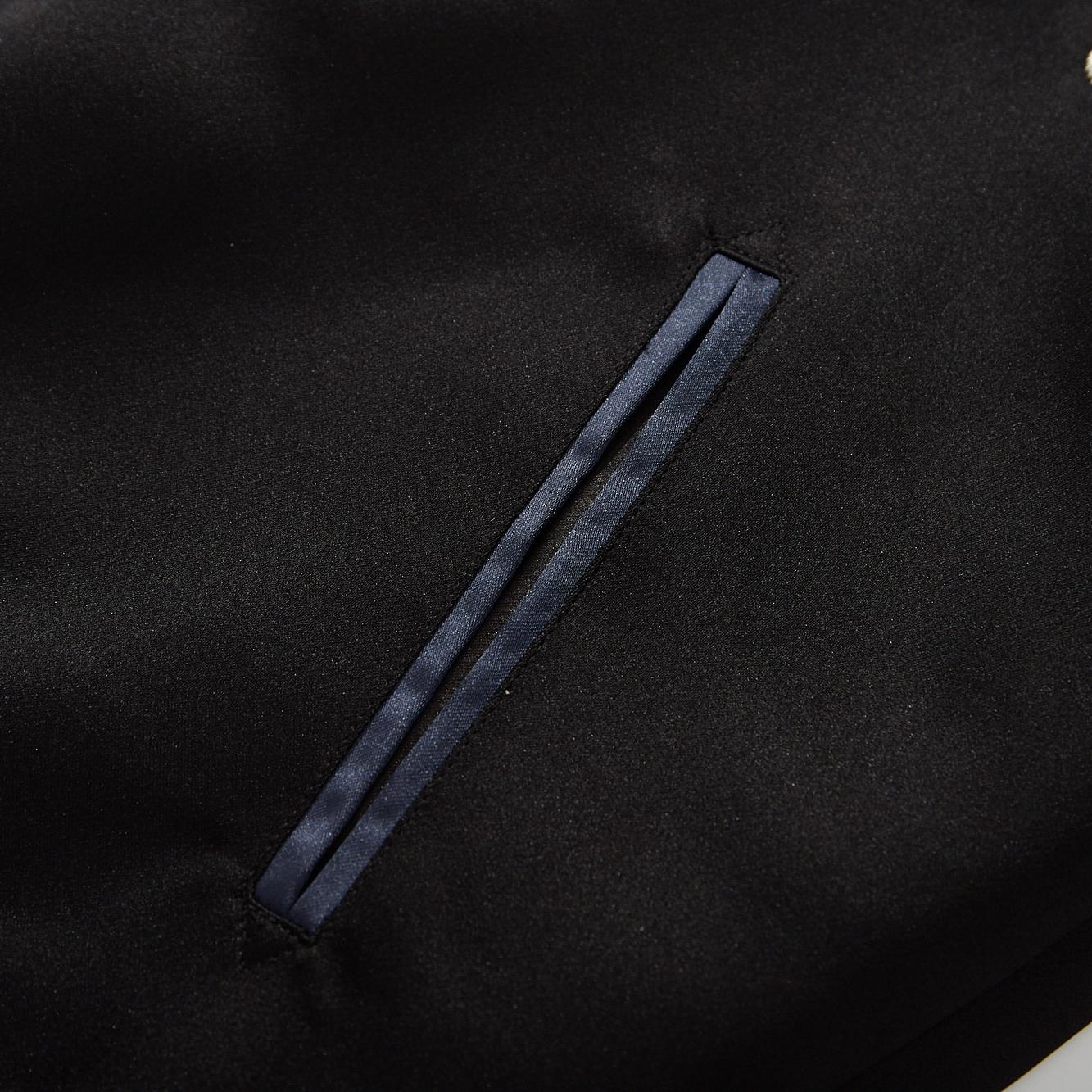 Clean welt pocket opening with matching navy trim