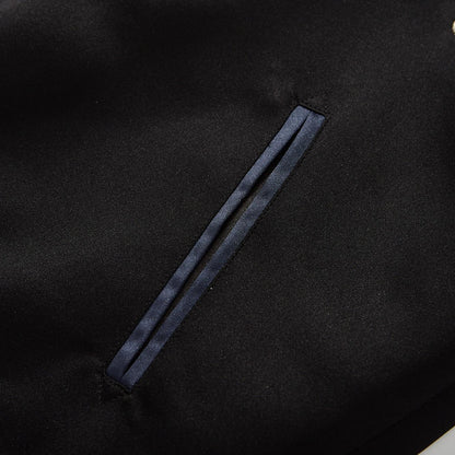 Clean welt pocket opening with matching navy trim
