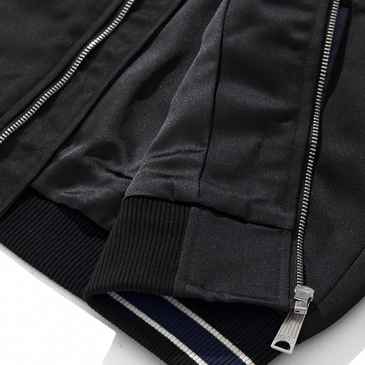 Ribbed hem and metal zipper guard detail
