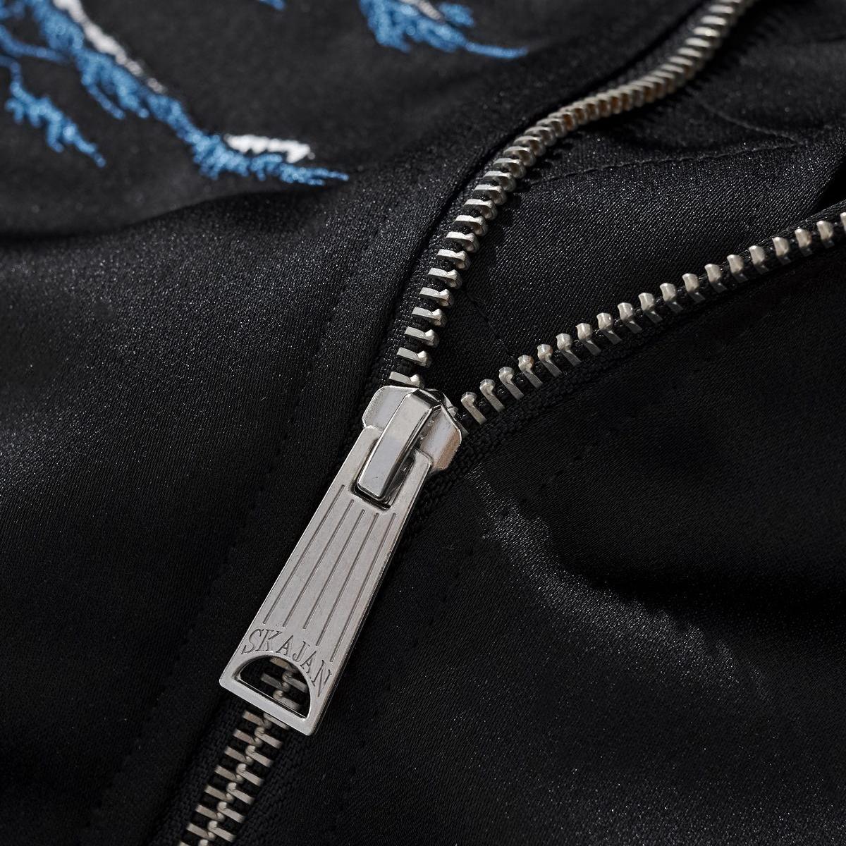 Close-up of the zipper puller with smooth metal teeth