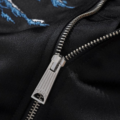 Close-up of the zipper puller with smooth metal teeth