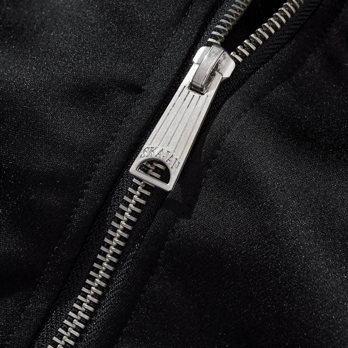 Close-up of the metal zipper pull and sturdy teeth