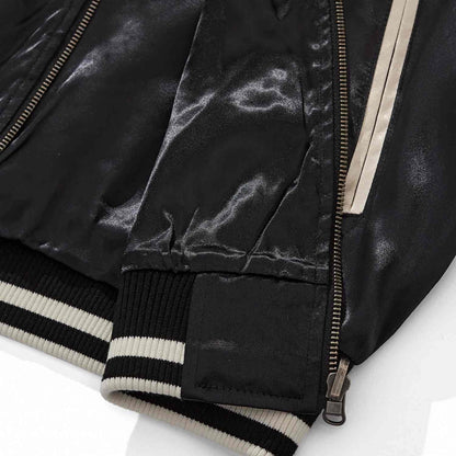 Hem and zipper base—striped rib hem with metal zipper guard.